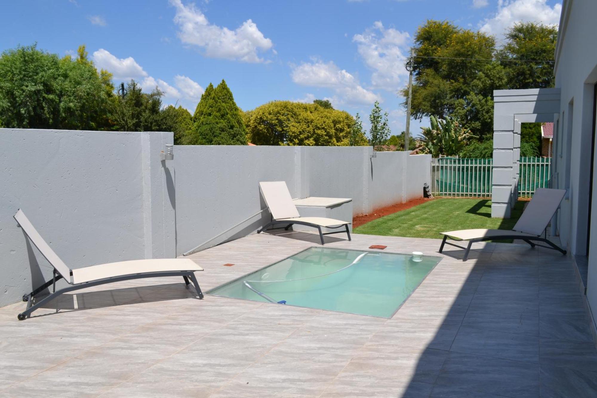 8 Kiaat Suites Klerksdorp Exterior foto